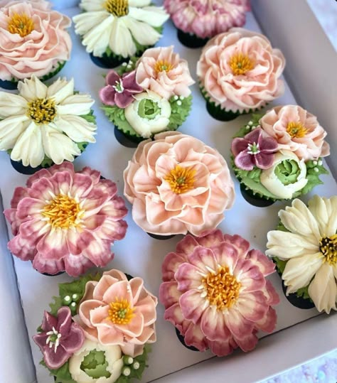 Roses Cupcakes, Cupcake Decorating Tips, Buttercream Cake Decorating, Cupcake Cake Designs, Floral Cupcakes, Rose Cupcakes, Gateaux Cake, Pretty Dessert, Cupcake Bouquet