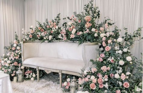 Sofa Flowers Wedding, Pastel Pelamin, Flower Couch, Pelamin Tunang, Wedding Dais, Contemporary Wedding Decor, Mini Pelamin, Pelamin Nikah, Wedding Henna Designs