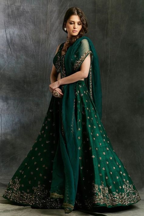 Emerald Lehenga, Lehenga Simple, Astha Narang, Gown Dress Party Wear, Simple Lehenga, Raw Silk Lehenga, Green Wedding Dresses, Mehendi Outfits, Traditional Indian Dress