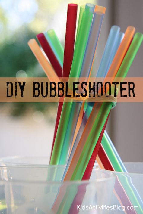 Homemade Bubble Wands, Escuela Diy, Bubble Activities, Homemade Bubbles, Bubble Wand, Bubble Shooter, Bubble Wands, Outdoor Activities For Kids, Summertime Fun