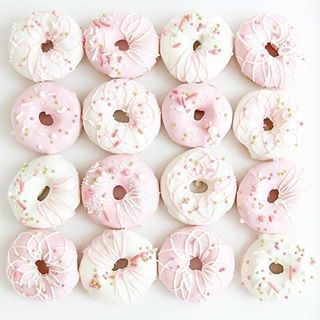 sam (@makeprettythings) • pink and white mini donuts Donuts Tumblr, Donut Images, Coconut Latte, Fancy Donuts, Donut Toppings, Chocolate Bouquet Diy, Brunch Club, Donut Dessert, White Inspiration