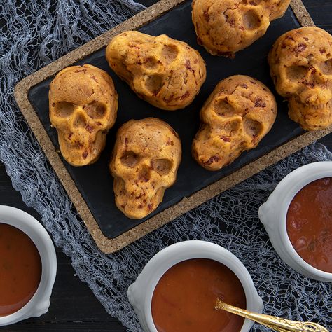 Cheesy Tomato Skull Bread Nordicware Recipes, Appetizer Halloween, Chocolate Skulls, Skull Cake Pan, Skull Pizza, Tomato Cheese, Skull Cake, Spooky Food, Pizza Cake