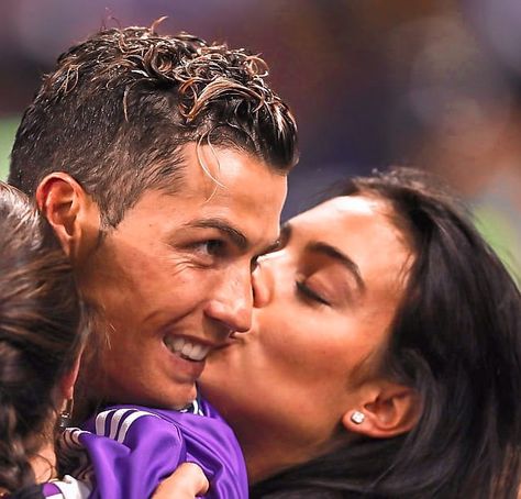 Georgina Rodriguez Kiss, Ronaldo Georgina, Cr7 Juventus, Cristiano 7, Football Couples, Georgina Rodriguez, Cristiano Ronaldo 7, كريستيانو رونالدو, Fig Tree