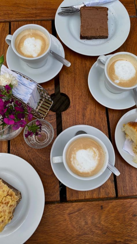 Cafe Con Leche Aesthetic, Merienda Aesthetic, Manifesting 2023, Flat White Coffee, Cafe Aesthetic, Flat White, Aesthetic Coffee, Madly In Love, Coffee Time