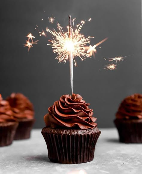 Cupcake Aesthetic Birthday, Cupcake Birthday Photoshoot, Birthday Cupcakes Aesthetic, Cupcake Photoshoot, Cupcake Pics, Cupcake Photography, Happy Birthday Cupcake, Whats Wallpaper, Cupcake Photos