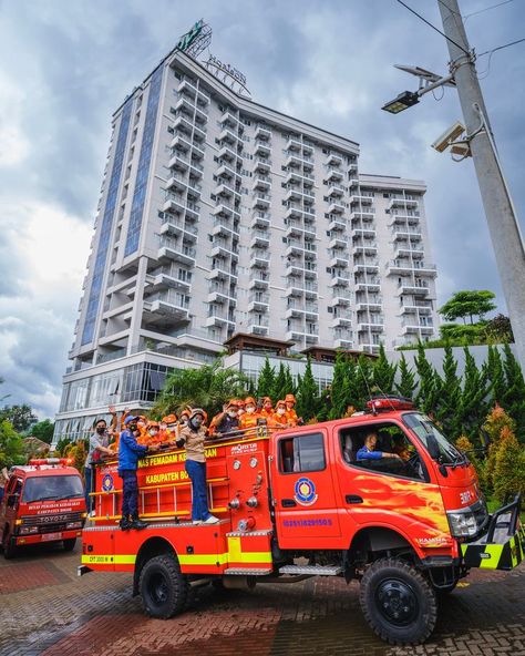 Bergabung bersama tamu anak-anak lainnya untuk bermain #firefighter. Dengan bantuan dan bimbingan dari kakak-kakak Pemadam Kebakaran Kabupaten Bogor anak-anak akan merasakan langsung pengalaman menjadi #damkar cilik 🤩 let's have some fun! #Staysafe #explorebogor #hotelweekend #friendship #horison #horisonhotels #horisonciawi #nearbogor #hotelview #visitbogor #wisatabogor #bogortourism #bogortraveller #kulinerbogor #jalanjalanbogor #ilovebogor #wisata #bogor #vacation #staycation #bogorhits #b Have Some Fun, Firefighter, Some Fun, Trucks, Quick Saves