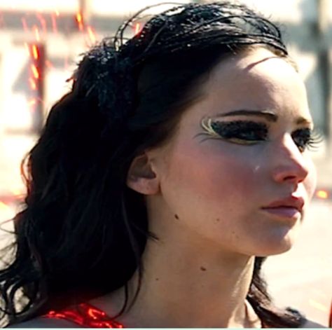 Hunger Games Makeup  The clothes hair and makeup of this movie are absolutely incredible! Katniss Hair, Tribute Parade, Hunger Games Makeup, Hunger Games Costume, Fire Makeup, Hunger Games Katniss, Movie Makeup, Hunger Games Series, Hunger Games Catching Fire