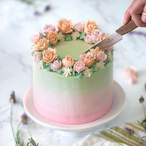 Beautiful pink & green ombre cake😻😻😻 Credit:@preppykitchen 🍫 Would you guys eat this 😻🍫 🍰 Daily posts of Cakes 🍰 🍭 For promotions/ad Piped Flowers, Lavender Cake, Cake With Flowers, Spring Cake, Cake Decorating Designs, Floral Cake, Easter Cakes, Cake Flavors, Birthday Cake Decorating