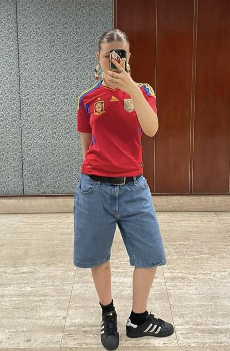 Jorts And Football Shirts, Jorts Outfit Girl, Blokecore Women, Adidas Superstar Outfit, Jorts Outfit, Polo Shirt Outfits, Jersey Fashion, Outfit Denim, Football Outfits