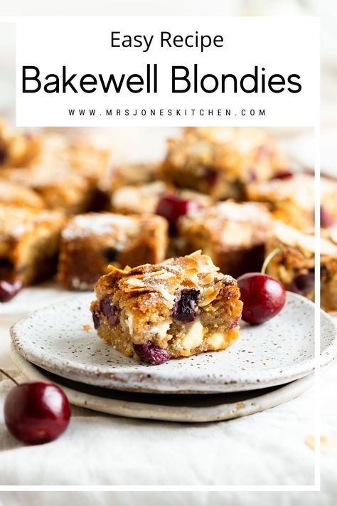 These soft and fudgy white chocolate bakewell blondies with fresh cherries and almonds are such a delicious blondie! Blondie Recipe, Fresh Cherry, Sweet Bar, Summer Baking, Blondies Recipe, Fresh Cherries, Summer Dessert, Summer Desserts, White Chocolate