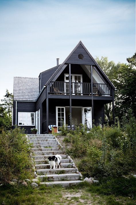 bo-bedre-design-crush Black Home Exterior, Black Houses, Paint Your House, Dark House, Hus Inspiration, Second Story, Black Exterior, Beach Cottages, Beach House Decor