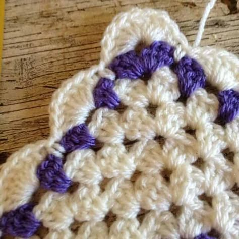 33 Crochet Borders and Edgings for Blankets - Free Patterns Crochet Blanket Edging Free Pattern, Blanket Border, Crochet Blanket Border, Granny Square Baby Blanket, Crochet Blanket Edging, Sunburst Granny Square, Crochet Border Patterns, Crochet Edgings, Crochet Border