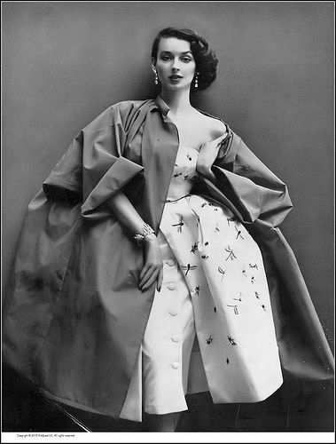 Dorian Leigh in Dior's dinner dress of white piqué embroidered with dragonflies worn under a blue taffeta wrap-coat, photo by Richard Avedon, Paris, Harper's Bazaar, March 1951 Dior 1950, Dorian Leigh, Glamour Vintage, Vintage Suit, Gaun Fashion, Look Retro, Richard Avedon, Fashion 1950s, Retro Mode