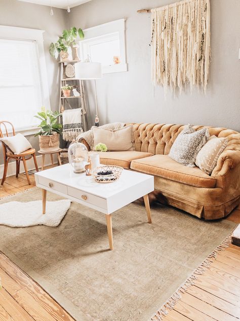 Gold velvet chesterfield sofa. Vintage boho living room. Vintage Sofa Modern Living Room, Gold Velvet Couch Living Room, Copper Couch Living Room, Gold Couch Living Room Color Palettes, Gold Velvet Couch, Vintage Couch Living Room, Vintage Boho Living Room, Boho Couch, Chesterfield Sofa Living Room