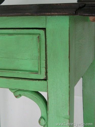 antibes green with dark wax Green Chalk Paint, Anne Sloan, Antibes Green, Annie Sloan Painted Furniture, Green Corner, Homemade Chalk Paint, Side Table Makeover, Corner Piece, Homemade Furniture