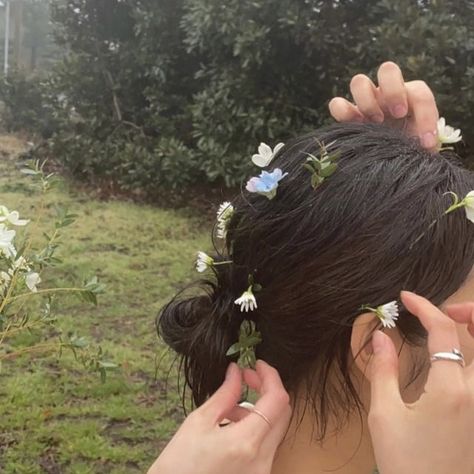 Meg March, Flowers In Her Hair, 사진 촬영 포즈, Little Women, Trik Fotografi, Foto Ideas Instagram, Summer Dream, 인물 사진, The Grass