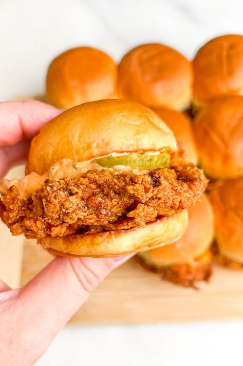 Mini Nashville Hot Chicken Sliders, Mini Chicken Burger Sliders, Chicken Slider Sandwiches, Popeyes Spicy Chicken Sandwich Recipe, Mini Chicken Sliders, Spicy Chicken Sliders Recipes, Fried Chicken Sliders Recipes, Cute Restaurant Ideas, Spicy Chicken Wrap Recipes