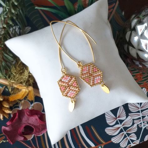 Japanese Pearls, Motifs Perler, Beautiful Beadwork, Brick Stitch Earrings, Handmade Earrings Beaded, Beaded Earrings Patterns, Micro Macramé, Beadwork Patterns, Coral And Gold