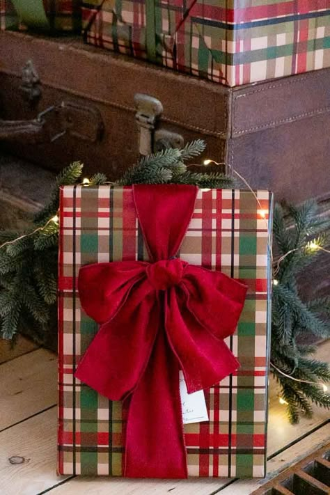 Classic Christmas Gift Wrapping, Christmas Wrapping Ribbon, Vintage Christmas Present Wrapping, Gifts For Boyfriend Birthday Diy, Plaid Gift Wrapping Ideas, Plaid Christmas Wrapping Ideas, Plaid Christmas Gift Wrapping Ideas, Tartan Christmas Wrapping, Homemade Gifts For Boyfriend Birthday