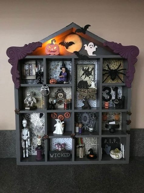 Halloween Curiosity Cabinet, Spooky Shadow Boxes, Horror Shadow Box Ideas, Diarama Ideas Halloween, Halloween Miniatures Scene, Halloween Shadow Box Ideas Diy, Halloween Diorama Diy, Witchy Shadow Box Ideas, Halloween Shadow Boxes Diy