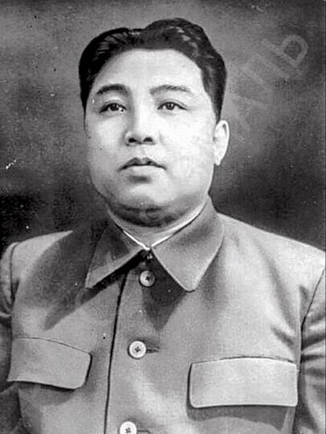 Kim Il-sung Kim Il Sung, Kim Jong Il, Communist Propaganda, Kim Jong, Dark Ages, Rare Photos, World History, Historical Photos, Very Rare