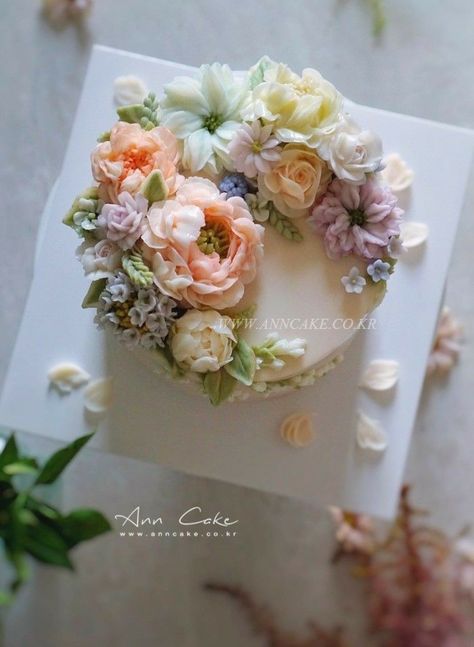 Cake Design Buttercream, Flower Cake Buttercream, Cake And Flowers, Flower Cake Design, Korean Buttercream Flower, Frosting Flowers, Buttercream Flower, Buttercream Flower Cake, Buttercream Cake Decorating