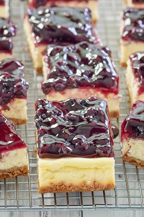 Blueberry Crumble Cheesecake, Easy Blueberry Cheesecake, Cheesecake With Graham Cracker Crust, Blueberry Pie Bars, Crumble Cheesecake, Blueberry Cheesecake Bars, Blueberry Cheesecake Recipe, Super Easy Desserts, Baked Cheesecake