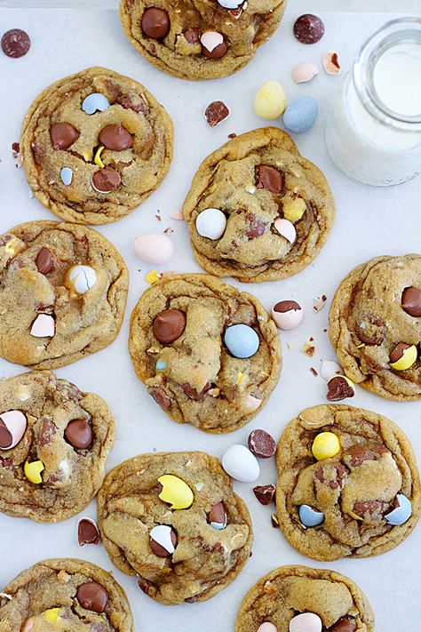 Mini Cadbury Egg Cookies, Cadberry Egg Cookies, Cadbury Egg Desserts, Cadbury Mini Egg Recipes, Cadbury Egg Recipes, Cadbury Egg Cookies, Mini Egg Recipes, Cadbury Cookies, Cadbury Mini Egg Cookies