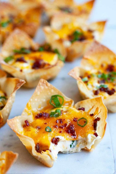 Jalapeno Wonton, Wonton Wrapper Recipes Appetizers, Wonton Cups, Wonton Recipes, Small Appetizers, Jalapeno Popper, Appetizers Easy Finger Food, Resep Diet, Best Appetizer Recipes