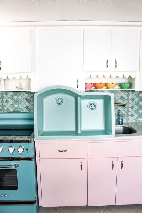 Pink Kitchen Cabinets, Vintage Apartment Decor, Kitchen With Big Island, Mint Green Kitchen, Mint Kitchen, Florida Kitchen, New Oven, Budget Home Decorating, Big Kitchen