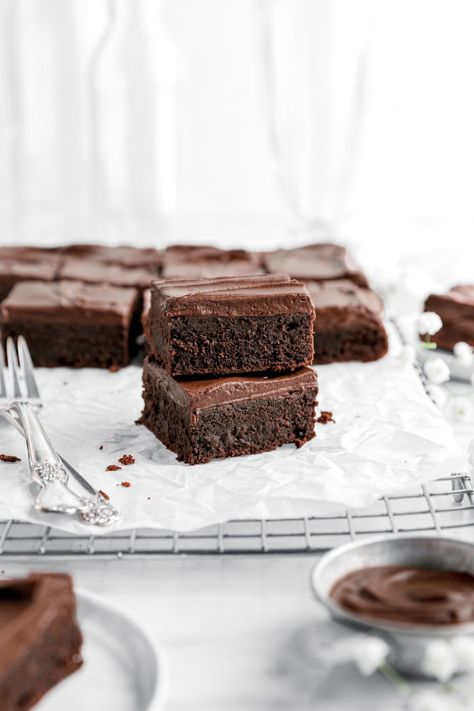 Sometimes, all you need are fudgy frosted brownies! This irresistible recipe combines rich chocolate flavor with a creamy, fudgy frosting. Perfect for a quick and easy homemade dessert! Brownie Recipes Frosted, Fudge Brownies With Frosting, Thick Fudgy Brownies, Fudgy Frosting, Brownies With Frosting, Chewy Fudge, Frosted Brownies, Easy Homemade Desserts, Bakers Table