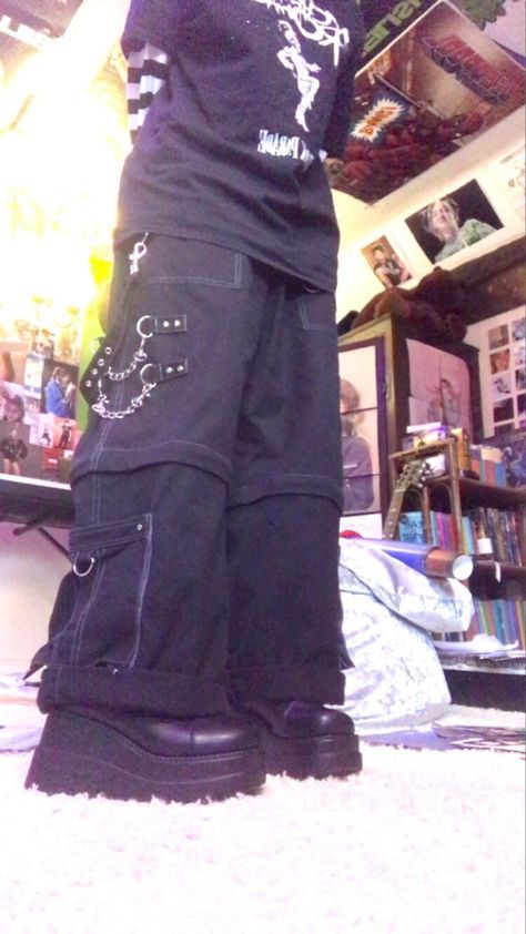 Alternative Pants Outfit, Pants Chain Outfit, All Black Emo Outfit, Alt Pants Outfit, Alt Outfits With Pants, Mcr Inspired Outfits, Alt Outfits Pants, Chain Pants Outfit, Baggy Goth Outfit