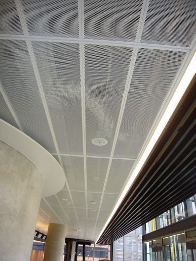 Warehouse Office Design, Baffle Ceiling, Office Ceiling, Ceiling Materials, Japan Home, Corporate Interiors, Ceiling Light Design, Space Interiors, Metal Ceiling