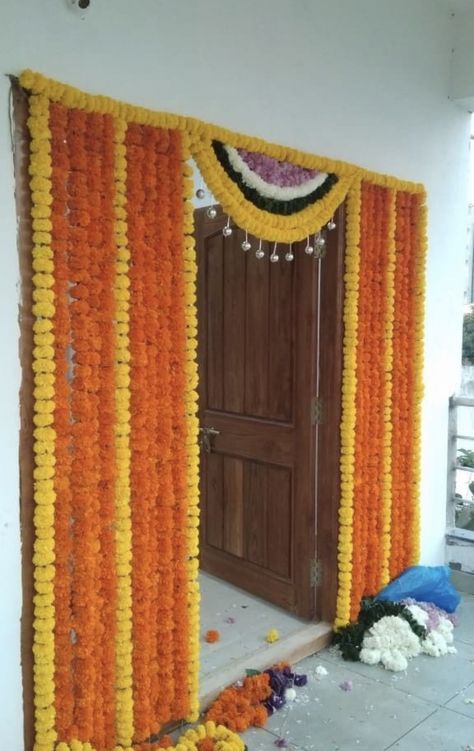 Flower Decoration Ideas At Home, Event Decoration Ideas, Door Flower Decoration, Flower Decoration Ideas, Haldi Decoration Ideas, Welcome Home Decorations, Home Flower Decor, Simple Stage Decorations, Ganpati Decoration At Home