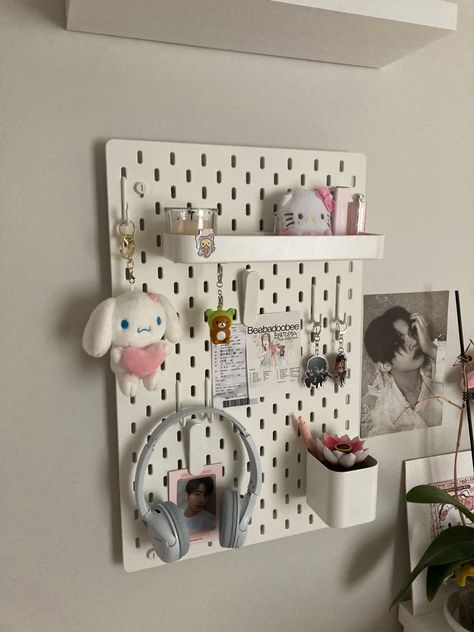 Pegboard Aesthetic, Ikea Pegboard, Ideas Habitaciones, Desk Inspiration, Hiasan Bilik, Pinterest Room Decor, Study Room Decor, Room Desk, Cute Room Ideas