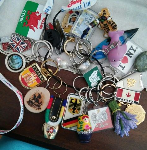 Souvenir keychains from the places I've been. Cool Souvenirs, Keychain Inspiration, Souvenir Keychain, Bag Contents, Inside My Bag, Cute Car Accessories, Makeup Looks Tutorial, Grad Parties, Cute Cars