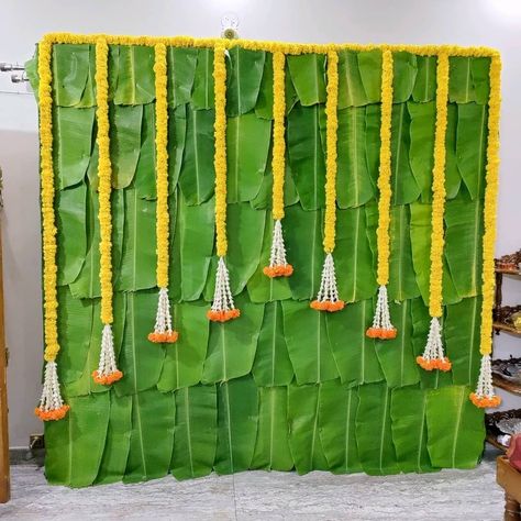 Banana Leaf Ganpati Decoration, Banana Leaf Background Decoration, Banana Leaf Decoration Ideas, Banana Leaf Decoration For Pooja, Banana Leaves Decoration, Banana Leaf Decor Wedding, Simple Haldi Decoration At Home, Banana Leaf Backdrop, Sreemantham Decoration