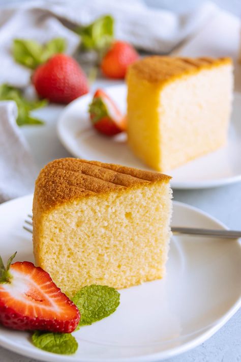 This sponge cake recipe is super soft, very moist and fluffy. It makes the perfect tea cake and an excellent cake base for many cream cakes. Spong Cakes, Fluffy Sponge Cake Recipe, White Sponge Cake, Genoise Sponge Cake, Sponge Cake Easy, Bean And Cheese Burrito, Cheese Burrito, Genoise Sponge, Cake Sponge