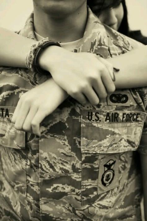 Air Force Love. Really cool pic Air Force Couple, Air Force Love, Air Force Girlfriend, Support Police, Military Photography, Airforce Wife, Military Homecoming, Military Girlfriend, Navy Air Force