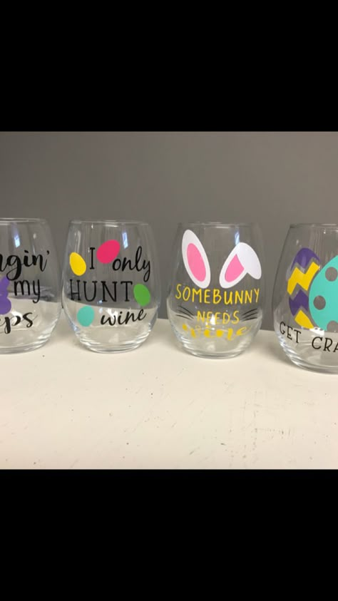 Flea Market Crafts To Sell, Easter Koozies, Easter Crafts Cricut Ideas, Easter Circuit Projects, Easter Vinyl Projects, Cricut Projects Easter, Easter Mugs, Easter Crafts Cricut, Easter Cricut Crafts