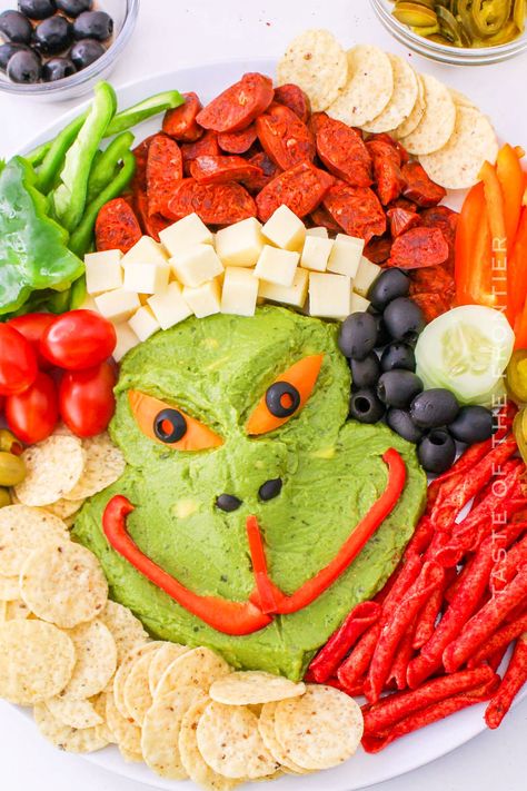 Grinch Charcuterie, Grinch Charcuterie Board, Grinch Snack, Grinch Ideas, Appetizer Tray, Grinch Christmas Party, Appetizers For Kids, Christmas Movie Night, Grinch Party