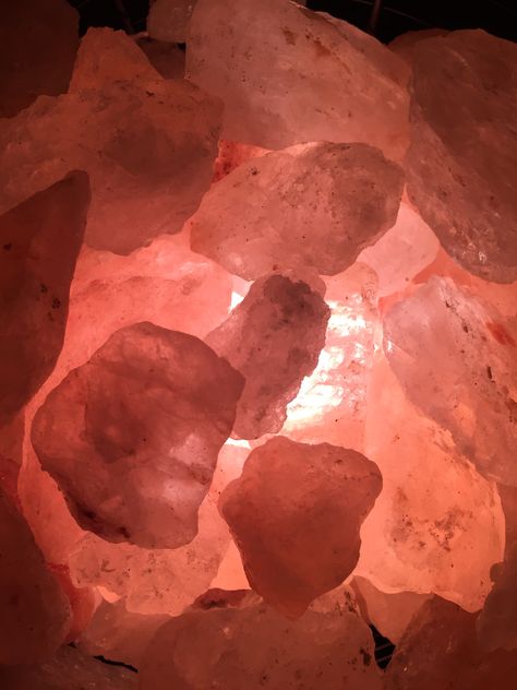 Himalayan pink salt lamp 💕 Pink Salt Light, Pink Salt Aesthetic, Himalayan Salt Lamp Aesthetic, Salt Aesthetic, Sauna Build, Himalayan Salt Cave, Cave Spa, Team Aesthetic, Salt Cave Spa