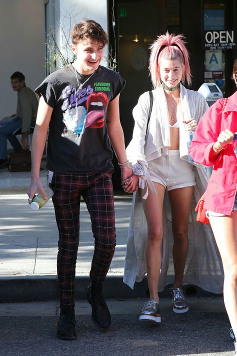 Anwar Hadid and Hailey Baldwin Hailey Baldwin News, Soft Grunge Hair, Anwar Hadid, Justin And Hailey, Kylie Jenner Look, Hailey Baldwin Style, Foto Top, Hailey Bieber Style, Models Off Duty Style