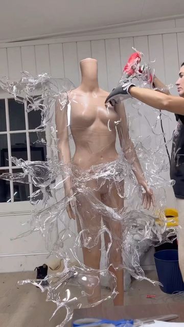 World of WearableArt (WOW) on Instagram: "The making of Tears Unseen 🤍 WOW designer @carena_west spent many late nights shaping, welding, pulling apart and starting again to get her stunning final result. Watch to the end to see this stunning work brought to life onstage, and check out our previous reel for more about this beautiful wearable art. Thanks for sharing your creation process with us @carena_west" Fashion Made Out Of Recycled Materials, Wearable Art Clothing Diy, Wearable Art Recycled, Fashion Creatives, World Of Wearable Art, Wearable Sculpture, Wearable Art Fashion, Cosplay Art, Festival Outfits Rave