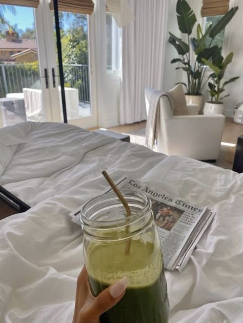 Morning matcha in bed #mornings #lifestyleinspiration #matcha Daglig Motivation, Být Fit, Healthy Lifestyle Motivation, Healthy Girl, Healthy Lifestyle Inspiration, Dream Lifestyle, Green Juice, Green Aesthetic, A Drink