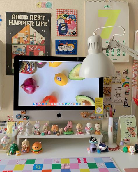 Funky Desk Ideas, Funky Desk Setup, Office Desk Setup At Work, Imac Setup Aesthetic, Maximalist Desk, Imac Setup, Desk Things, Imac Desk, Funky Desks