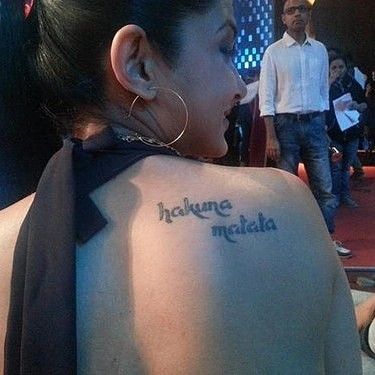 Hakuna matata...means..no worries..jennifer's tattoo Jennifer Winget Tattoo, Disney Inspired Tattoo, Hakuna Matata Tattoo, Nape Tattoo, Body Tattoo Design, Tattoo Back, King Tattoos, Jennifer Winget, Back Tattoos