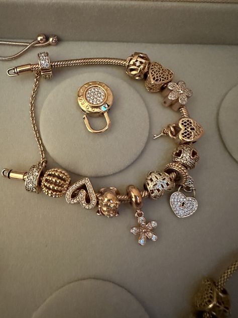 Gold Charm Bracelet Pandora, Gold Pandora Bracelet, Gold Pandora, Pandora Bracelet Charms Ideas, Xoxo Jewelry, Girly Bracelets, Pandora Bracelet Designs, Dope Jewelry Accessories, Pandora Gold