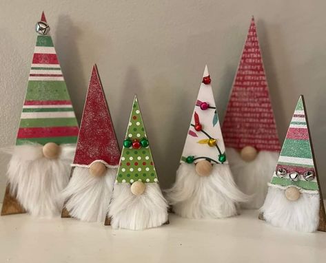 Wooden Christmas Knomes, Wooden Triangle Gnome, Wood Christmas Knomes, Diy Wooden Christmas Knomes, Gnome Wooden Ornaments, Wooden Christmas Gnomes Diy, Wood Gnomes Diy How To Make, Gnome Wood Crafts, Triangle Wood Gnomes