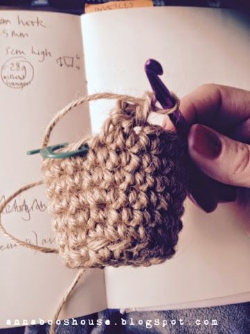 Crochet Twine, Summer Crochet Ideas, House Crochet, Plastic Bag Crochet, Crochet Leaf Patterns, Crochet Leaves, Home Decor Hacks, Craft Markets, Crochet Basket